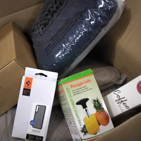 PALLET OF APPROXIMATELY 7 BOXES OF ASSORTED ITEMS INCLUDING PINEAPPLE KNIFE, GARMOL COFFEE GRINDER, 24 ORIENTAL LILY BULBS, COSY HOMEER BATH RUG, SPIGEN CASE FOR GALAXY S22
