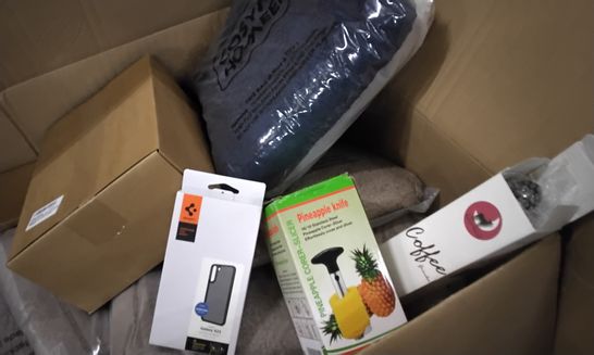 PALLET OF APPROXIMATELY 7 BOXES OF ASSORTED ITEMS INCLUDING PINEAPPLE KNIFE, GARMOL COFFEE GRINDER, 24 ORIENTAL LILY BULBS, COSY HOMEER BATH RUG, SPIGEN CASE FOR GALAXY S22