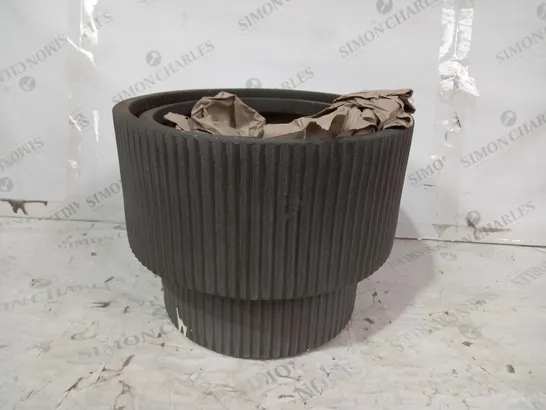 SET OF 2 ROUND TIERED PLANTERS 