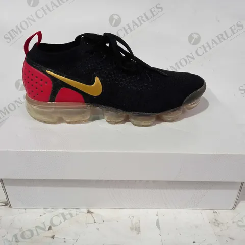 BOXED PAIR OF NIKE AIR VAPORMAX FLYKNIT 3 SHOES IN BLACK/RED UK SIZE 7