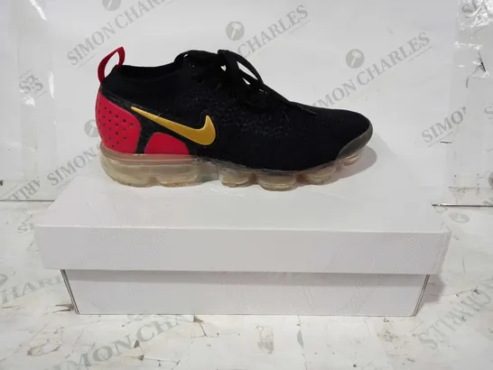 BOXED PAIR OF NIKE AIR VAPORMAX FLYKNIT 3 SHOES IN BLACK/RED UK SIZE 7