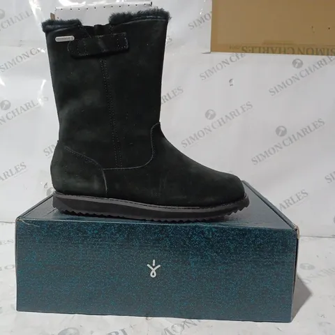 BOXED PAIR OF EMU AUSTRAILIA ELECTRA BLACK BOOTS - SIZE 6