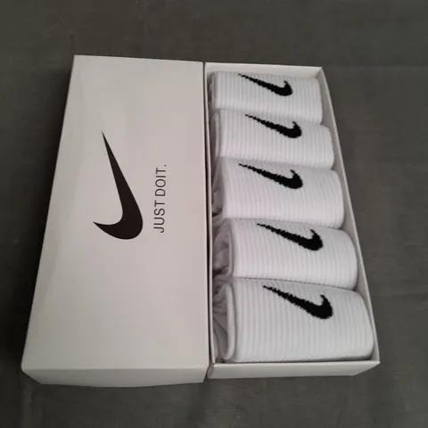 NIKE WHITE SPORTS SOCKS SIZE UNSPECIFIED 