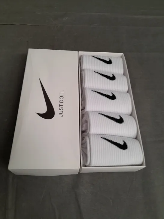 NIKE WHITE SPORTS SOCKS SIZE UNSPECIFIED 