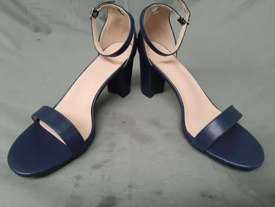 BOXED PAIR OF DESIGNER OPEN TOE BLOCK HEEL SANDALS IN NAVY EU SIZE 41