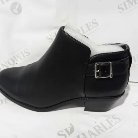 BOXED PAIR OF VIONIC MILLIE BOOTS IN BLACK UK SIZE 5