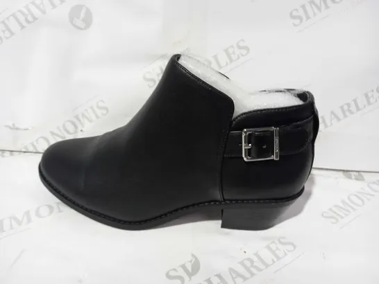 BOXED PAIR OF VIONIC MILLIE BOOTS IN BLACK UK SIZE 5