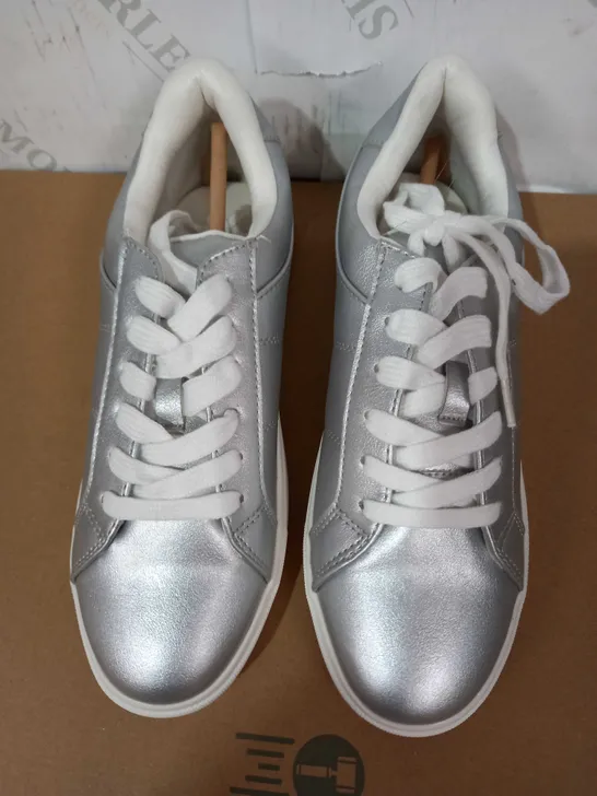 PAIR OF DOROTHY PERKINS TRAINERS (SILVER), SIZE 6 UK