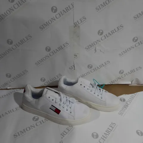 UNBOXED PAIR OF TOMMY HILFIGER UK 9 WHITE TRAINER