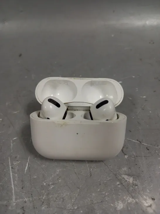 APPLE AIRPODS WITH CHARGING CASE - A2190	