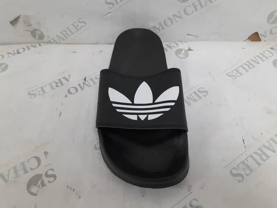 PAIR OF ADIDAS MENS SLIDES IN BLACK - SIZE 9