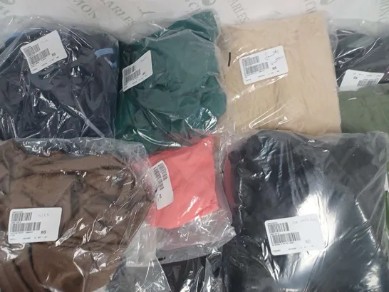 LARGE BOX OF APPROXIMATELY 25 VARIOUS CLOTHING ITEMS TO INCLUDE JACKETS, JEANS, JUMPERS ETC. 