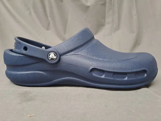 PAIR OF CROCS BISTRO IN NAVY UK SIZE M11/W12