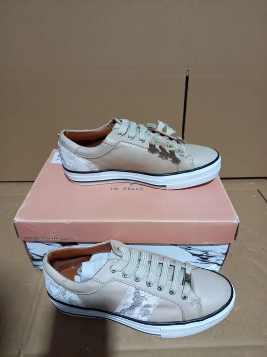 MODA LACE UP CREAM AND SNAKE PRINT SIZE 5 TRAINERS