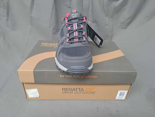 BOXED PAIR OF REGATTA LADY VENDEAVOUR SHOES IN GRAPHITE/PINK UK SIZE 8