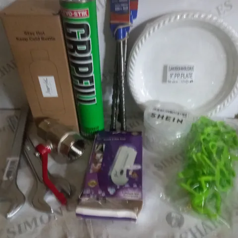 BOX OF APPROX 15 ASSORTED HOUSEHOLD ITEMS TO INCLUDE STAY HOT KEEP COLD BOTTLE, PAPER PLATES, SPANNERS, ETC 