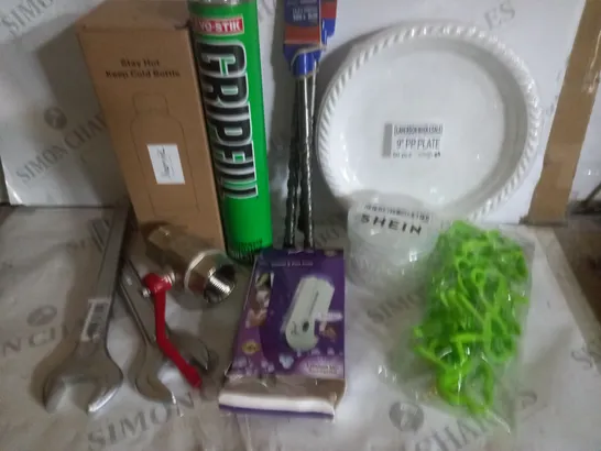 BOX OF APPROX 15 ASSORTED HOUSEHOLD ITEMS TO INCLUDE STAY HOT KEEP COLD BOTTLE, PAPER PLATES, SPANNERS, ETC 