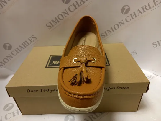 BOXED CUSHION WALK TASSLE LOAFERS, TAN - SIZE 5