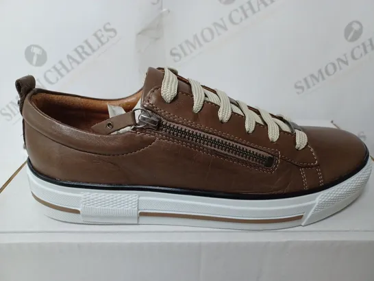 BOXED PAIR OF MODA IN PELLE FILICIA TRAINERS IN TAUPE - SIZE 6