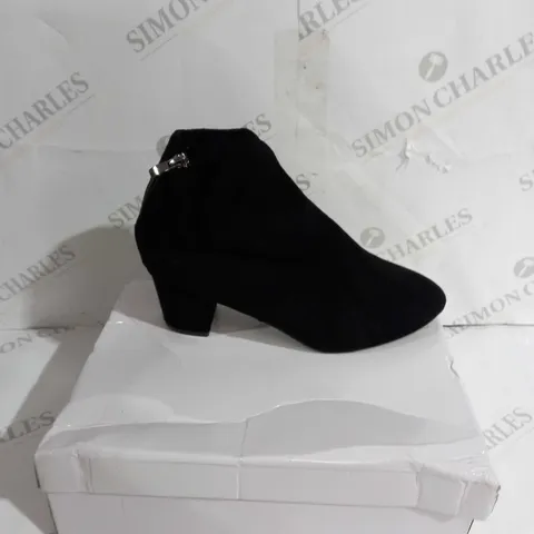 BOXED PAIR OF BLOCK HEELS IN BLACK SIZE 40