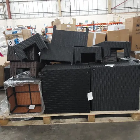 PALLET TO CONTAIN A LARGE ASSORTMENT OF GARDEN/PATIO FURNITURE AND FURNITURE PARTS