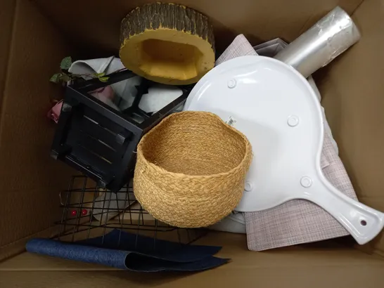 BOX OF APPROXIMATELY 10 ASSORTED HOUSEHOLD ITEMS TO INCLUDE LANTERN HOLDER, DECORATIVE LOG, ETC