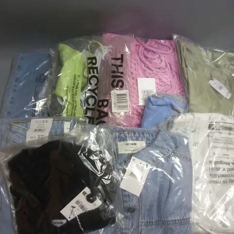 BOX OF APPROXIMATELY 15 ASSORTED HOUSEHOLD/CLOTHING ITEMS TO INCLUDE JACKET, JEANS, TOPS ETC