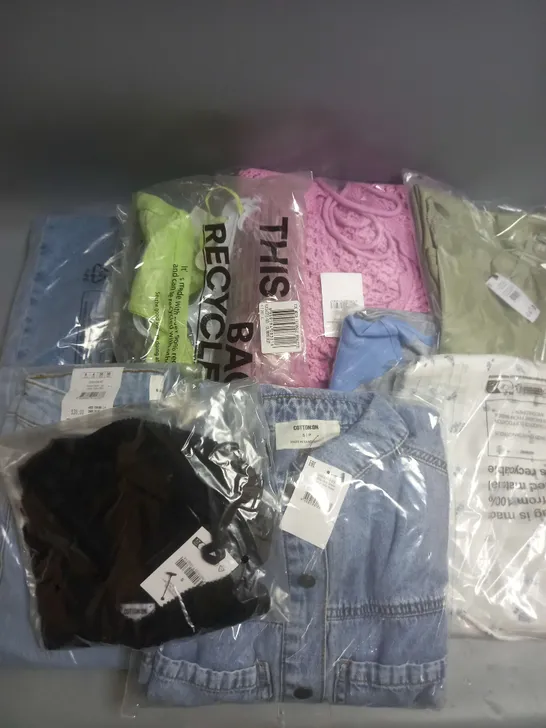 BOX OF APPROXIMATELY 15 ASSORTED HOUSEHOLD/CLOTHING ITEMS TO INCLUDE JACKET, JEANS, TOPS ETC