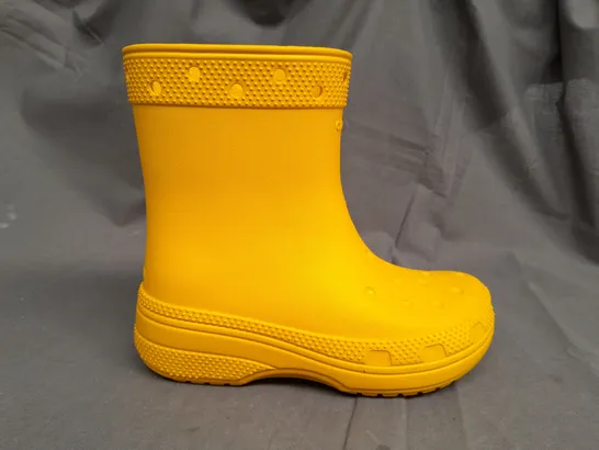 CROCS CLASSIC BOOT IN YELLOW - UK J3