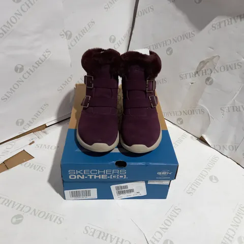 SKETCHRS BURGUNDY ANKLE BOOTS - SIZE 5