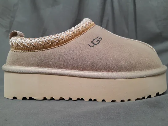 BOXED PAIR OF UGG PLATFORM SHOES IN BEIGE UK SIZE 6