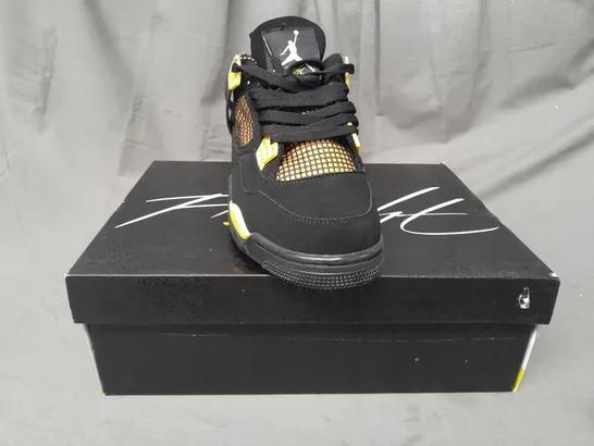 BOXED PAIR OF NIKE AIR JORDAN 4 RETRO SHOES IN BLACK/YELLOW UK SIZE 10