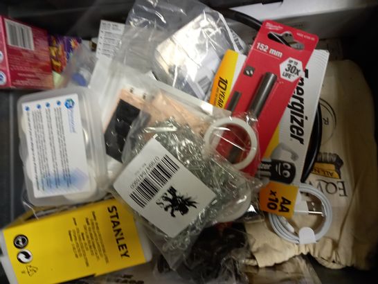 LOT OF APPROXIMATELY 15 ASSORTED HOUSEHOLD ITEMS, TO INCLUDE DIGITAL VOICE RECORDER, FIDGET CUBE, LUGGAGE TAGS, ETC