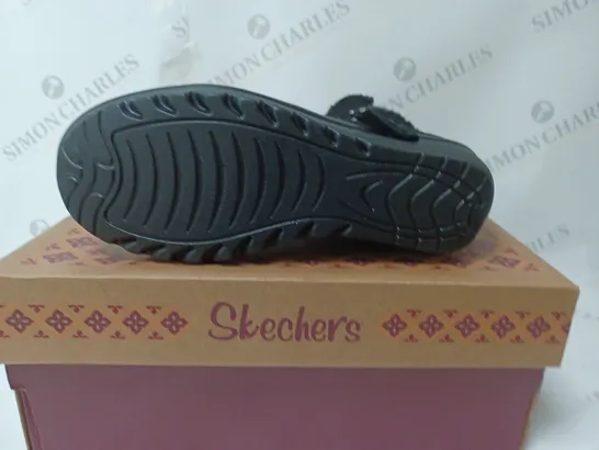 BOXED PAIR OF SKECHERS PARALLEL OFF HOURS SIDE ZIP BOOT BLACK SIZE 5.5