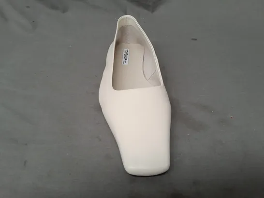 BOXED PAIR OF TOPSHOP SQUARED TOE BALLET FLATS IN OFF-WHITE EU SIZE 39