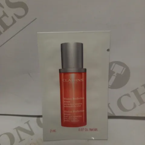 BOX TO CONTAIN APPROX. 800 CLARINS MISSION PERFECTION SERUM POUCHES, DARK SPOT CORRECTOR - 2ML POUCHES