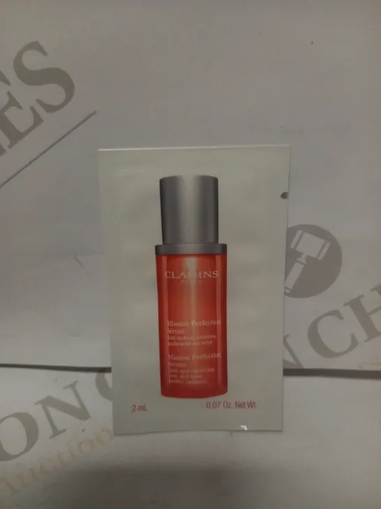 BOX TO CONTAIN APPROX. 800 CLARINS MISSION PERFECTION SERUM POUCHES, DARK SPOT CORRECTOR - 2ML POUCHES