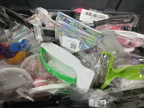 BOX OF APPROXIMATELY 12 ASSORTED ITEMS TO INCLUDE - BABY BOTTLE , STACKER BABY TOY , BRUSH ETC