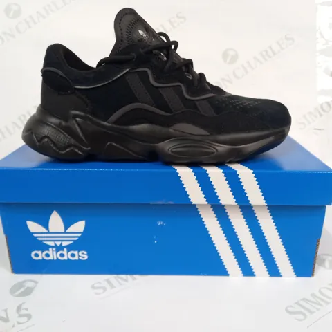 BOXED PAIR OF ADIDAS OZWEEGO C SHOES IN BLACK UK SIZE 2