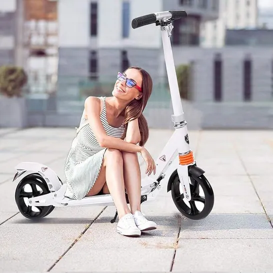 BRAND NEW BOXED HESYOVY LIGHTWEIGHT SCOOTER T-STYLE - WHITE (1 BOX)