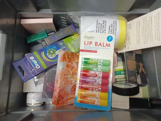 BOX OF APPROX 15 ASSORTED HEALTH AND BEAUTY ITEMS TO INCLUDE - LISSEAU LIP BALM - ORAL B CROSS ACTION TOOTHBRUSH HEADS - HEAD & SHOULDERS 2 IN 1 ETC