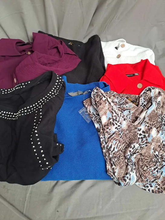 BOX OF APPROX 20 ASSORTED CLOTHING ITEMS TO INCLUDE - JUMPERS, TOPS, VESTS ETC