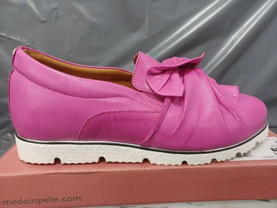 BOXED MODA IN PELLE ANETTE LEATHER BOW TWIST UPPER WITH FLEX SOLE TRAINERS IN FUSCHIA - SIZE 40