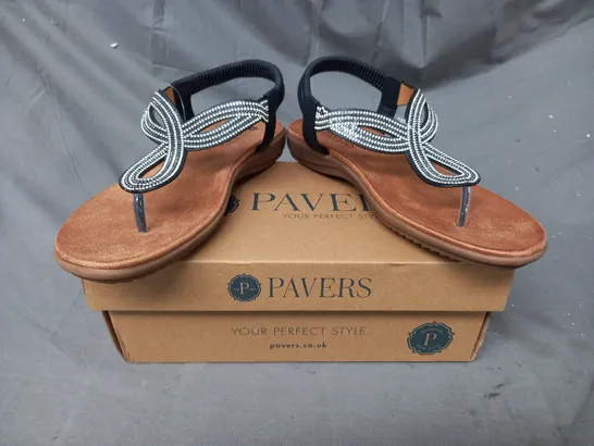 BOXED PAIR OF PAVERS TOE-POST SANDALS IN BLACK W. JEWEL EFFECT SIZE 7