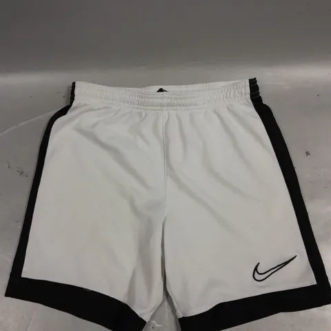 CHILDRENS NIKE LOGO SPORTS SHORTS IN WHITE/BLACK - 128-137CM	