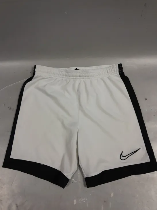 CHILDRENS NIKE LOGO SPORTS SHORTS IN WHITE/BLACK - 128-137CM	