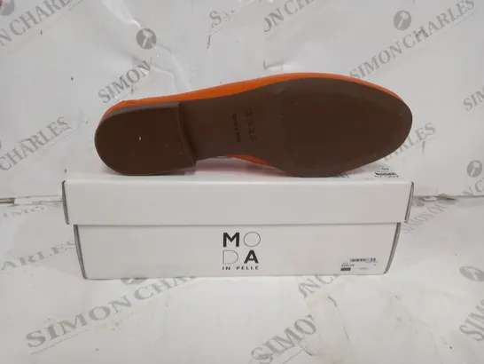 BOXED PAIR OF MODA IN PELLE ADELYN ORANGE LEATHER UNLINED FLAT LOAFER IN SIZE 40