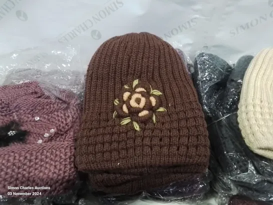 LOT CONTAINING LARGE AMOUNT OF BAGGED WOOLEN HATS IN VARIOUS COLOURS AND DESIGNS 