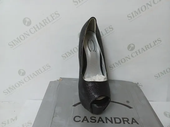 BOXED PAIR OF CASANDRA OPEN TOE HEELED PLATFORM SHOES IN BLACK GLITTER SIZE 4