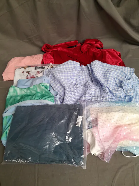 BOX OF APPROXIMATELY 25 ASSORTED CLOTHING ITEMS TO INCLUDE DRESSES, SHIRT, SHORTS ETC